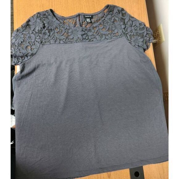 Torrid 0 lace very top with buttons on the back - Picture 1 of 5